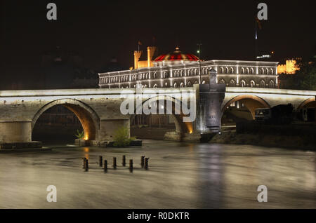 Steinbrücke über den Fluss Vardar in Skopje. Mazedonien Stockfoto