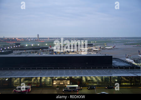 CHICAGO, Illinois, Vereinigte Staaten - 11. MAI 2018: Mehrere Flugzeuge am Gate am Chicago O'Hare International Airport in den frühen Morgenstunden Stockfoto
