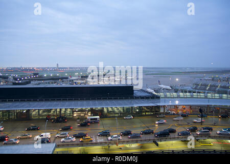 CHICAGO, Illinois, Vereinigte Staaten - 11. MAI 2018: Mehrere Flugzeuge am Gate am Chicago O'Hare International Airport in den frühen Morgen mit Stau Stockfoto