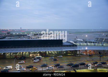 CHICAGO, Illinois, Vereinigte Staaten - 11. MAI 2018: Mehrere Flugzeuge am Gate am Chicago O'Hare International Airport in den frühen Morgen mit Stau Stockfoto