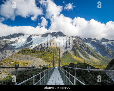 Die Drehbrücke im Hooker Valley Track im Mount Cook Nationalpark. (Neuseeland) Stockfoto