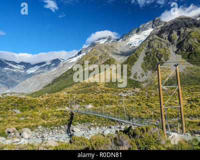 Die Drehbrücke im Hooker Valley Track im Mount Cook Nationalpark. (Neuseeland) Stockfoto