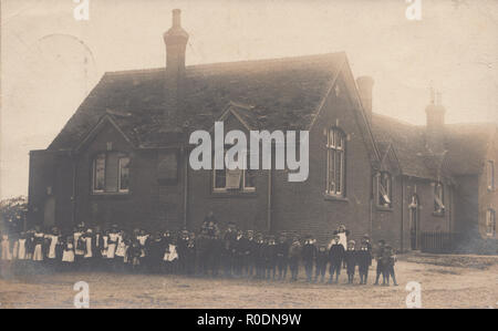 Jahrgang 1905 Photographische Postkarte zeigt die Schulkinder von Woodborough, Wiltshire, England, UK. Stockfoto