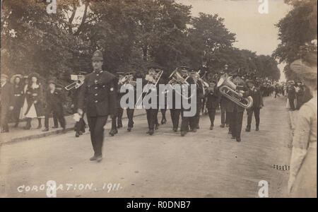 Vintage Beeston, Nottinghamshire photographische Postkarte eines britischen Polizei Polizist eine Krönungsprozession 1911. Stockfoto