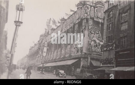 Jahrgang 1937 Foto von Kaufhaus Selfridges in London. Mit Krönung Dekorationen geschmückt. Stockfoto