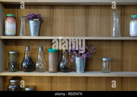 Kaffeebohne in Glas Flasche im Regal im Cafe Stockfoto