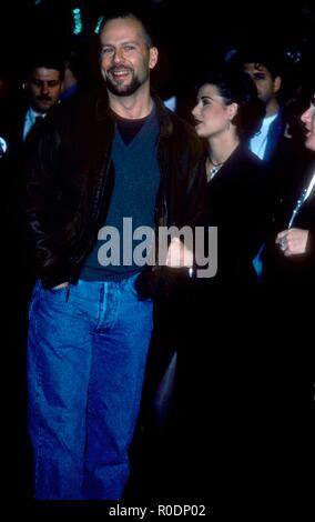 WESTWOOD, CA - 9. Dezember: Schauspieler Bruce Willis und Schauspielerin Demi Moore an Columbia Pictures'' ein Paar gute Männer" Premiere am 9. Dezember 1992 bei Mann Dorf Theater in Westwood, Kalifornien. Foto von Barry King/Alamy Stock Foto Stockfoto