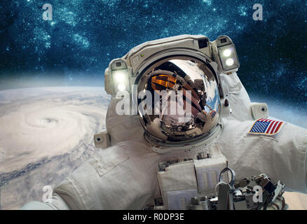 Astronaut im Weltraum vor dem Hintergrund des Planeten Erde. Taifun über den Planeten Erde. Elemente dieses Bild von der NASA eingerichtet. Stockfoto