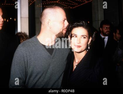 WESTWOOD, CA - 9. Dezember: Schauspieler Bruce Willis und Schauspielerin Demi Moore an Columbia Pictures'' ein Paar gute Männer" Premiere am 9. Dezember 1992 bei Mann Dorf Theater in Westwood, Kalifornien. Foto von Barry King/Alamy Stock Foto Stockfoto