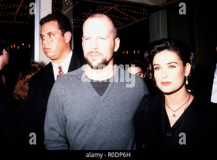 WESTWOOD, CA - 9. Dezember: Schauspieler Bruce Willis und Schauspielerin Demi Moore an Columbia Pictures'' ein Paar gute Männer" Premiere am 9. Dezember 1992 bei Mann Dorf Theater in Westwood, Kalifornien. Foto von Barry King/Alamy Stock Foto Stockfoto