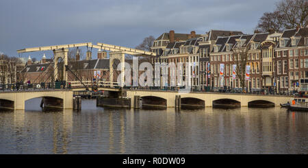 Traditionelle Brücke Magere Brug auf die Amstel mit bunten traditionellen Kanal Häusern in Amsterdam Stockfoto