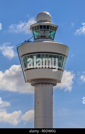 Nahaufnahme eines Air Traffic Control Tower auf einem großen internationalen Flughafen Stockfoto