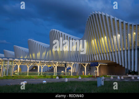 REGGIO EMILIA, Italien, 13. April 2018: Die Reggio Emilia AV Mediopadana Bahnhof in der Dämmerung des Architekten Santiago Calatrava. Stockfoto