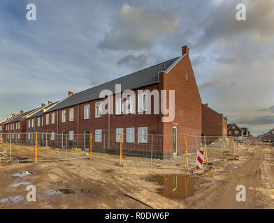 Neue abgeschlossen junge Familie Häuser auf einem Gebäude mit unbefestigten Straßen in der Randstad, Niederlande Stockfoto