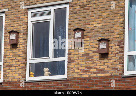 Fledermaus Kästen auf ein Gebäude zu bewahren Biodiverstity in städtischen Umgebungen Stockfoto