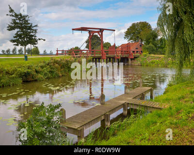 Alte hölzerne Zugbrücke über einen Fluss in der europäischen Landschaft Bootfahren Bereich Stockfoto