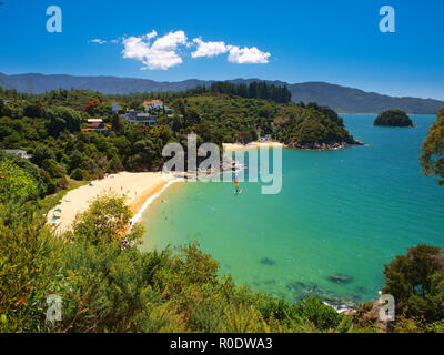 Luftaufnahme von einer schönen Bucht mit Sandstrand in der Nähe von Nelson, Neuseeland Stockfoto