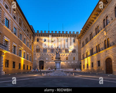 Statue und Palast an der Piazza Salimbeni, Siena, Italien Stockfoto