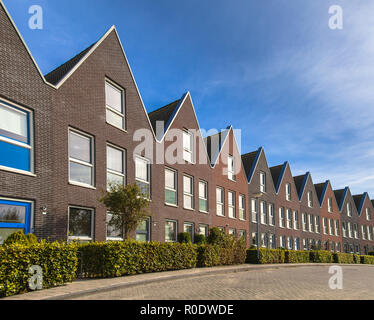 Moderne Straße mit Reihenhäusern Immobilien für Familien in den Niederlanden Stockfoto