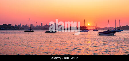 Sydney Australien. Ein schöner Sonnenuntergang über die Sydney Harbour Bridge spiegelt sich in den ruhigen Gewässern der Einsiedler Bucht in Vaucluse. Stockfoto