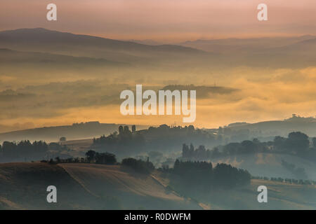 Toskana Dorf Landschaft in der Nähe von Florenz an einem nebligen Morgen, Italien Stockfoto