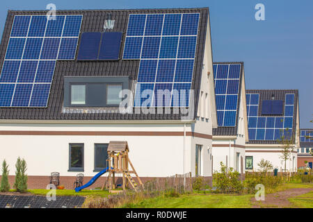 Sonnenkollektoren installiert auf neu gebauten Häusern in einem Vorort Stockfoto
