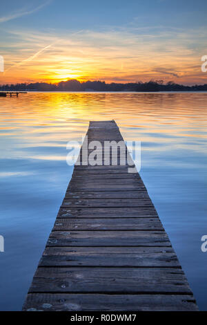 Sonnenuntergang über dem ruhigen Wasser des Sees Paterwoldsemeer Stockfoto