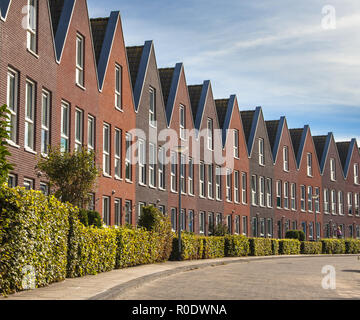 Moderne Straße mit Reihenhäusern Immobilien für Familien in den Niederlanden Stockfoto