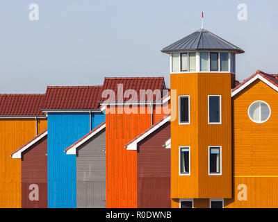 Holzhäuser in verschiedenen Farben in Groningen, Niederlande Stockfoto