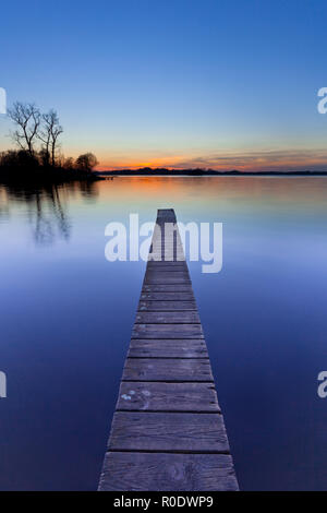 Sonnenuntergang über dem ruhigen Wasser des Sees Paterwoldsemeer Stockfoto