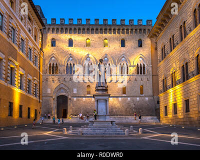 Statue und Palast an der Piazza Salimbeni, Siena, Italien Stockfoto