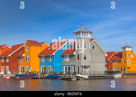 Waterfront Häuser in verschiedenen Farben in Groningen, Niederlande Stockfoto