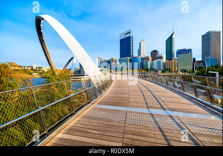 Elizabeth Quay Brücke mit Blick auf Elizabeth Quay und der Perth Skyline der Stadt. Perth, Western Australia Stockfoto