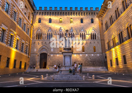 Statue und Palast an der Piazza Salimbeni, Siena, Italien Stockfoto