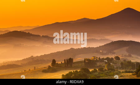 Toskana Dorf Landschaft in der Nähe von Pisa an einem nebligen Morgen, Italien Stockfoto