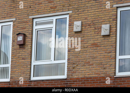 Fledermaus Kästen auf ein Gebäude zu bewahren Biodiverstity in städtischen Umgebungen Stockfoto