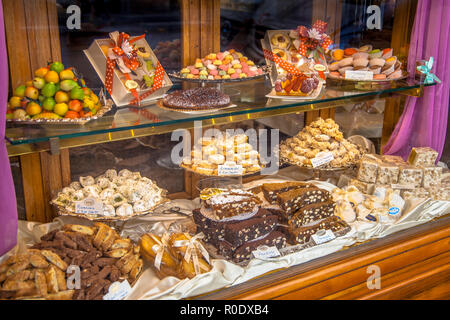 Anzeigen bei einer Konditorei mit Gebäck auf dem Display Stockfoto