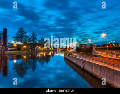 Stadtbild während der Blauen Stunde, der ersten Stunde nach Sonnenuntergang Stockfoto