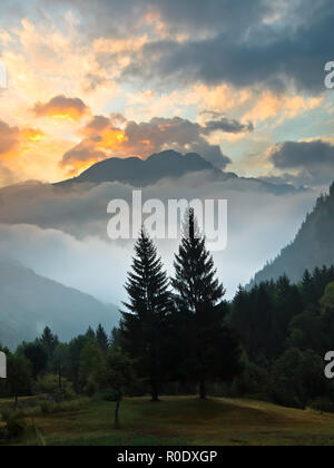 Sonnenaufgang über den Bergen in den europäischen Alpen in Frankreich in der Nähe von Les Deux Alpes Stockfoto