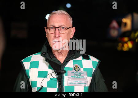 Mark Hodsoll vom South East Coast Ambulance Service (SECamb) gibt eine Erklärung ab, nachdem sechs Kinder wegen potenziell schwerer Verletzungen behandelt wurden, nachdem angenommen wurde, dass eine aufblasbare Rutsche bei einem Feuerwerk im Woking Park, Surrey, zusammengebrochen ist. Stockfoto