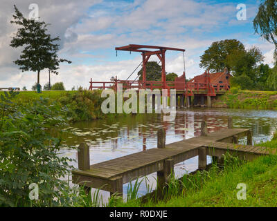 Alte hölzerne Zugbrücke über einen Fluss in der europäischen Landschaft Bootfahren Bereich Stockfoto