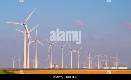 Viele von drei Megawatt Windenergieanlagen in einem Windpark am Horizont Stockfoto