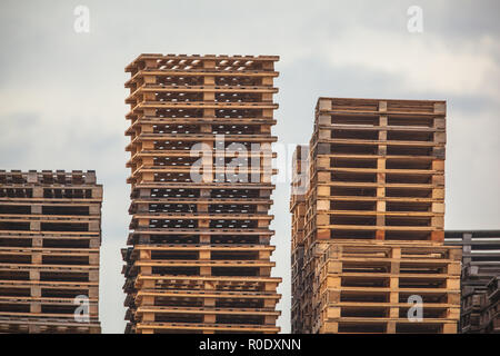 Stapel von Holz- Euro Paletten Recycling Depot Stockfoto