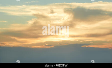 Skyscape am Abend Zeit. Sonnenstrahlen durch die Wolken gelocht Stockfoto