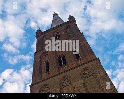 Mittelalterliche Kirche Turm gegen den blauen Himmel in den Niederlanden Stockfoto