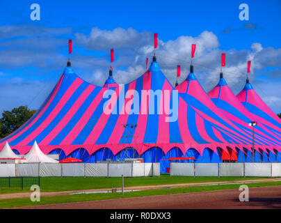 Riesige Big Top Zirkuszelt, integriert, um ein Musikfestival auf einen sonnigen Tag im Park Stockfoto