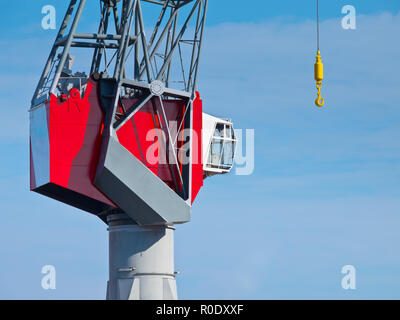 Detail eines Roten modernen Hafen Kran vor blauem Himmel Stockfoto