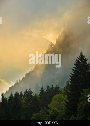 Sonnenaufgang über den Bergen in den europäischen Alpen in Frankreich in der Nähe von Les Deux Alpes Stockfoto