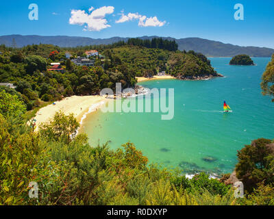 Luftaufnahme von einer schönen Bucht mit Sandstrand in der Nähe von Nelson, Neuseeland Stockfoto