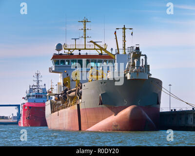 Trailing Suction Hopper schwimmbaggers in einem niederländischen Hafen Stockfoto